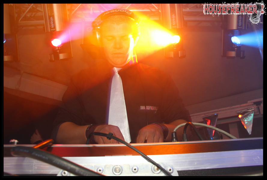 889x601 pixels (567K)